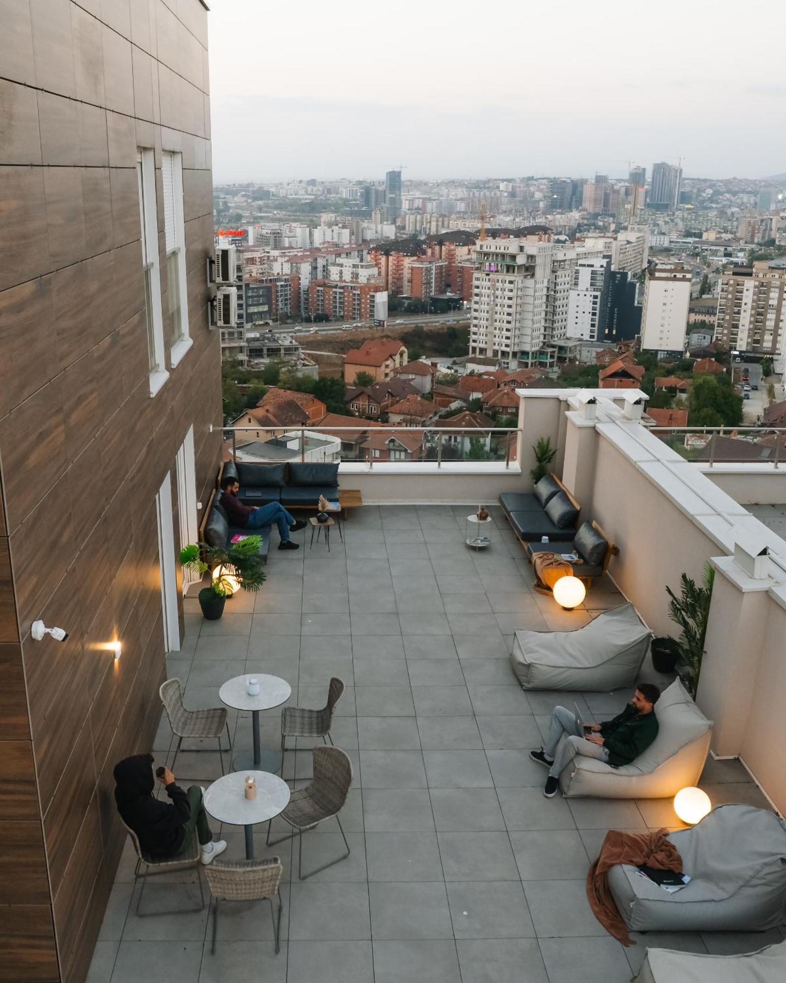 Etern Apart Hotel Приштина Экстерьер фото